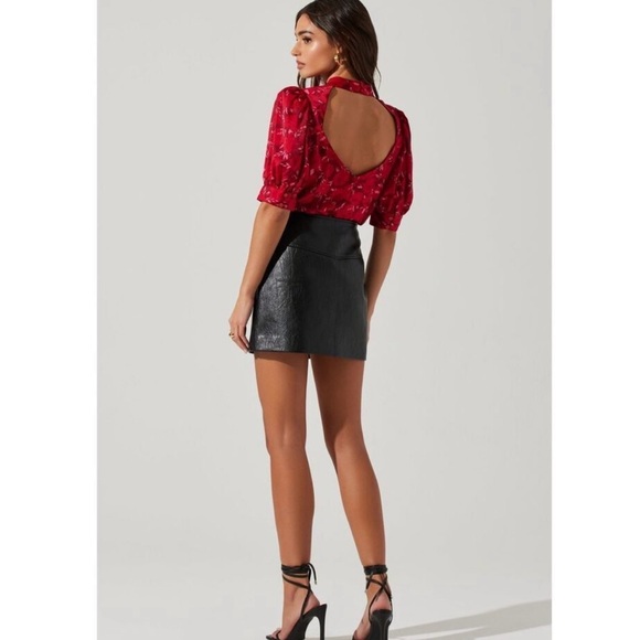 ASTR the label FLORAL MOCK NECK COWL DRAPE TOP in Red Floral - Picture 3 of 8